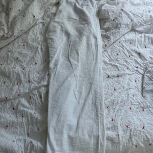 Vita Linnebyxor Gina tricot - Säljer då det inget används. Inga missfärgningar nertill. Så gott som nua