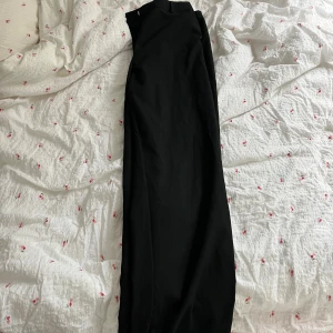 Svarta kostymbyxor från BikBok - Säljer då det inget används. Omsydda så dom passar 38 storlek och låg/midwaist