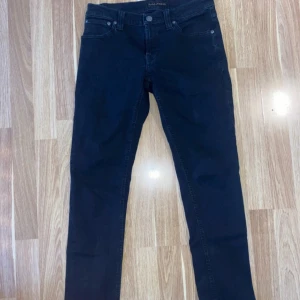 Nudie Jeans svarta  - Säljer ett par svarta nudie jeans, hör av dig vid minsta fundering:)
