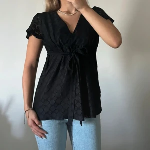 Tie top - Fin skjorta med snöre som man kan knyta fast skjortan med. Storleken är S men skulle säga att passar allt från XS-M😊