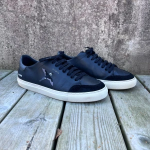 Axel Arigato sneakers - Axel Arigato Clean 90 i färgen Svart  📏 Size:  EU 43  ♻️ Skick: Mycket bra, endast lite creasade. Se bilder 4-5 