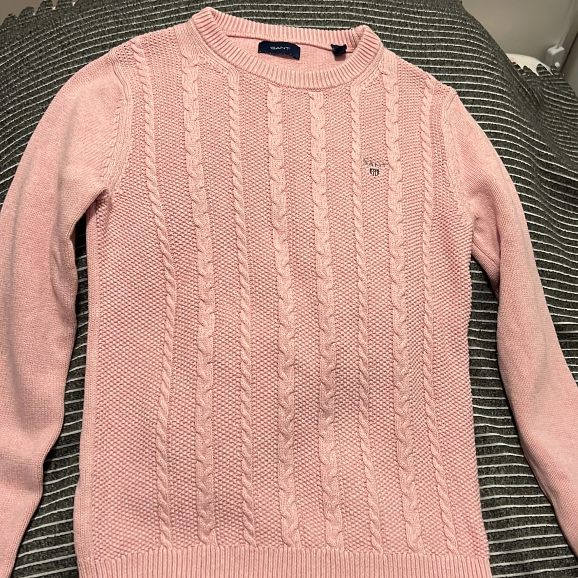 Rosa kabelstickad tröja från Gant