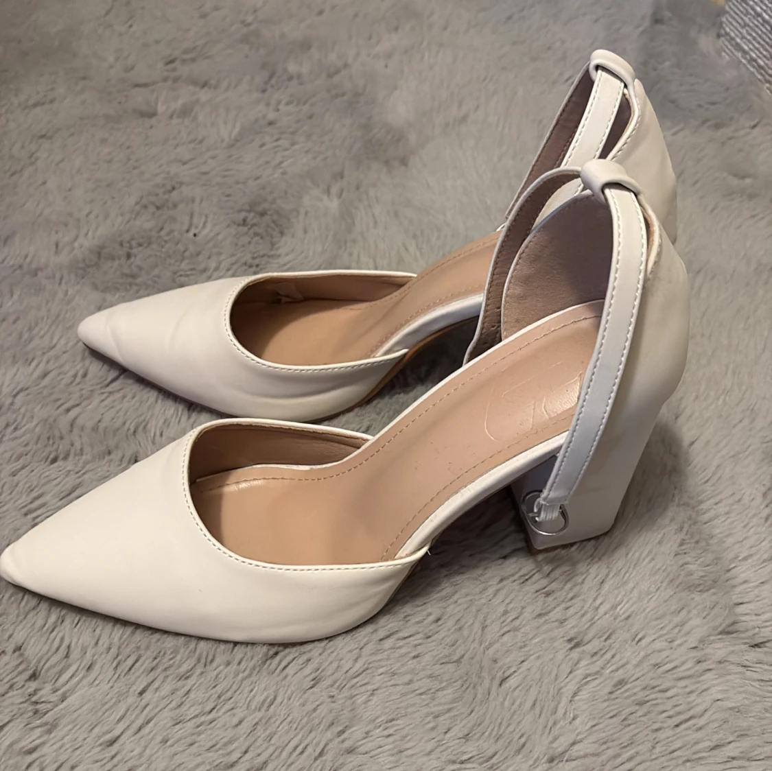 Vita klackar med spets framme.  - 2