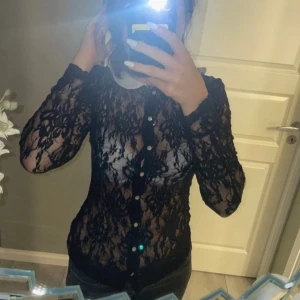 Svart spets tröja - Var använd till en halloween kostym. sitter bra och fint skick. Kan gärna sänka priset. Står L men kulle säga s-m