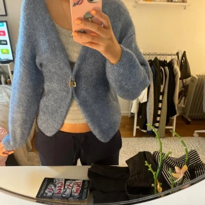 Blå stickad kofta med  - Säljer denna då jag köpte den här på Plick men inte passa så bra, alltså inte mina bilder men det är samma kofta! Mysig blå stickad kofta med lång ärm . Koftan har en loose passform och är perfekt att slänga på sig över en topp. Den är fluffig och har en enkel, stilren look.