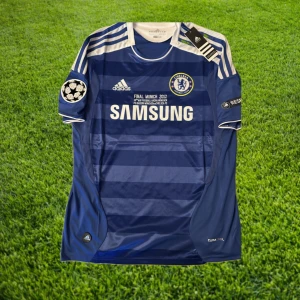 Drogba - Chelsea UCL final 2012 - Nyskick/helt oanvänd Didier Drogba tröja från UCL finalen 2012. Denna vackra tröja har blivit ikonisk efter Chelseas första Champions League triumf någonsin🔵Tveka inte med att höra av er för mer bilder och information.