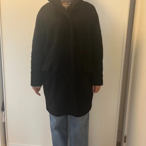 Svart kappa från Samsøe Samsøe - Samsøe Samsøe, svart lurvig ullrock, Hoff, small. Perfekt kalla dagar. Har samma modell i annan färg på min profil. Kom gärna med bud!