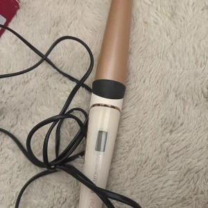 Remington Proluxe Locktång - Remington Proluxe locktång med digital display och konformad stav för flexibla lockar. Produkten är i fint skick defekter eller slitage. Perfekt för att skapa långvariga och glansiga lockar. Kvitto finns vid begäran. Använd endast 3 ggr 