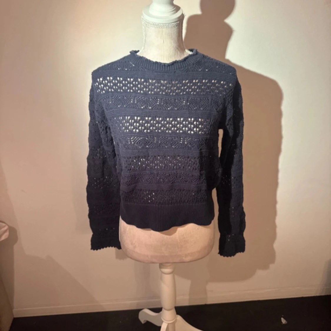 Mörkblå stickad tröja med hålmönster