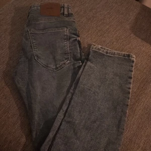 Blå jeans från Lindex, storlek 152 - Snygga blå jeans från Lindex i storlek 152. Klassisk femficksmodell med raka ben och normal passform. Jeansen har en cool tvättad look och är tillverkade i mjukt bomullsmaterial. Perfekta för dig som gillar en avslappnad stil.