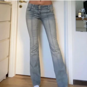 Lågmidjade bootcut jeans - Sjukt snygga ljusblå lågmidjade jeans med bootcut! Ska tänka mig gå ned i pris vid snabb affär🤍🤍