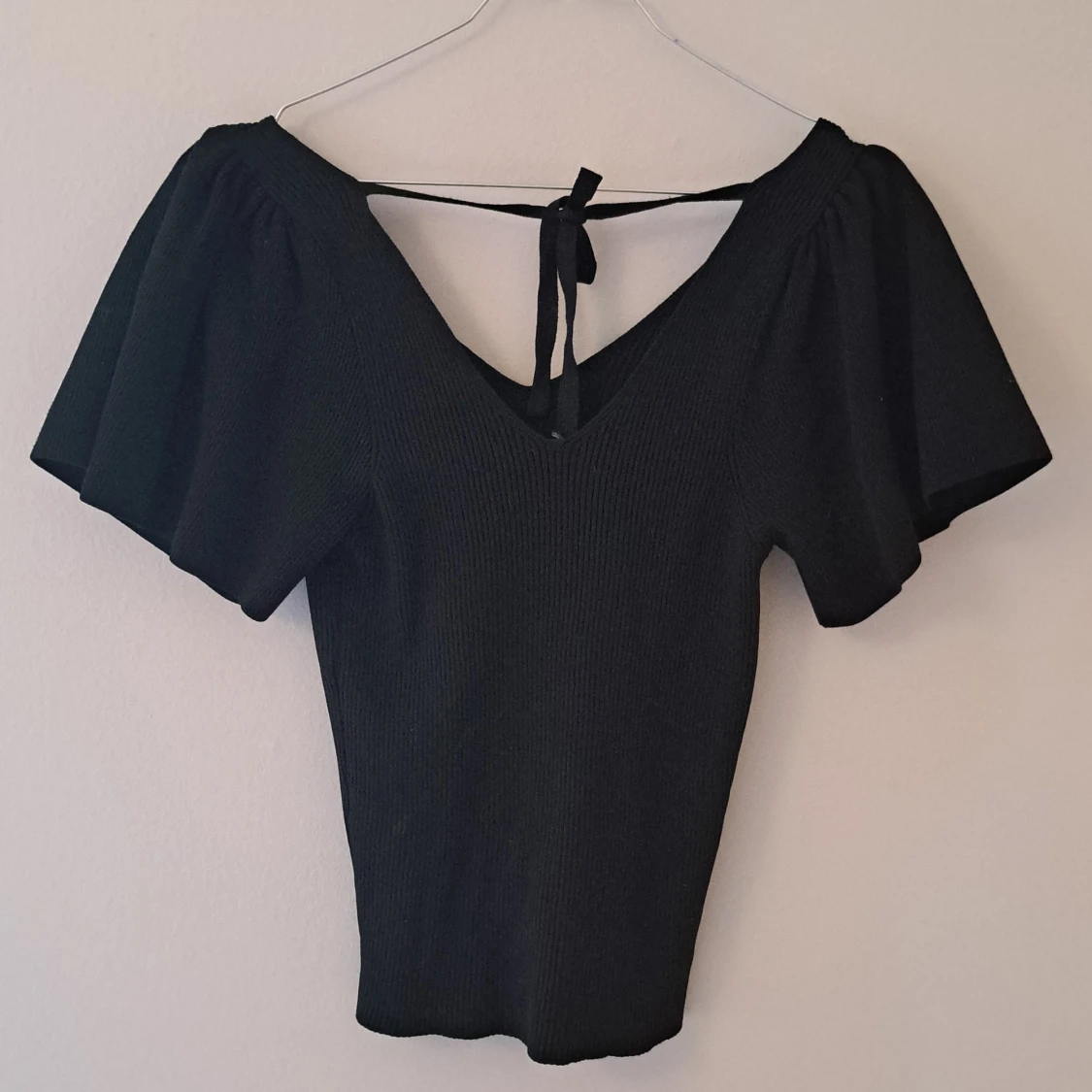 Svart ribbad topp med knyt i ryggen - 1