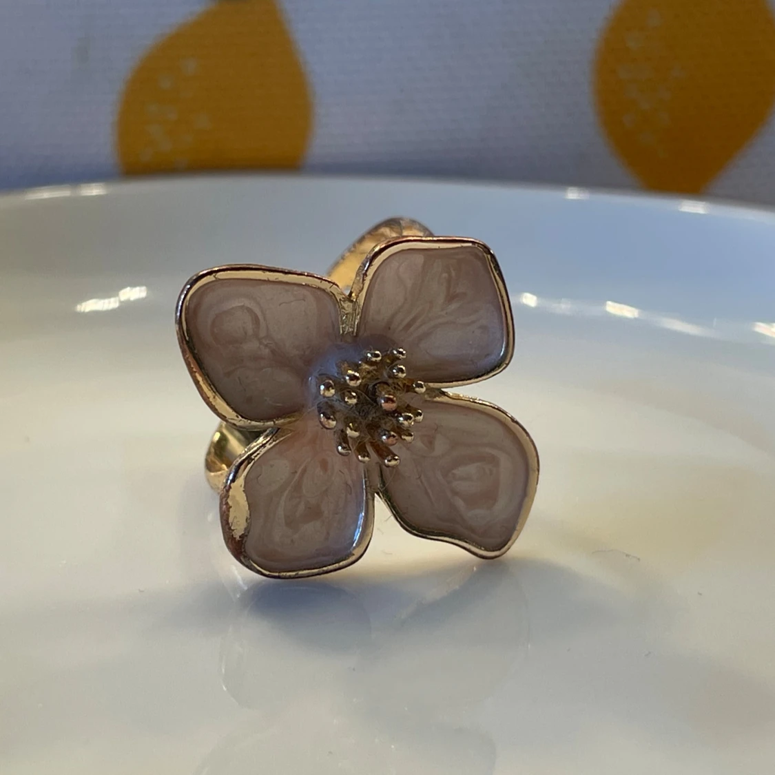 Guldig ring med stor blomma - 1