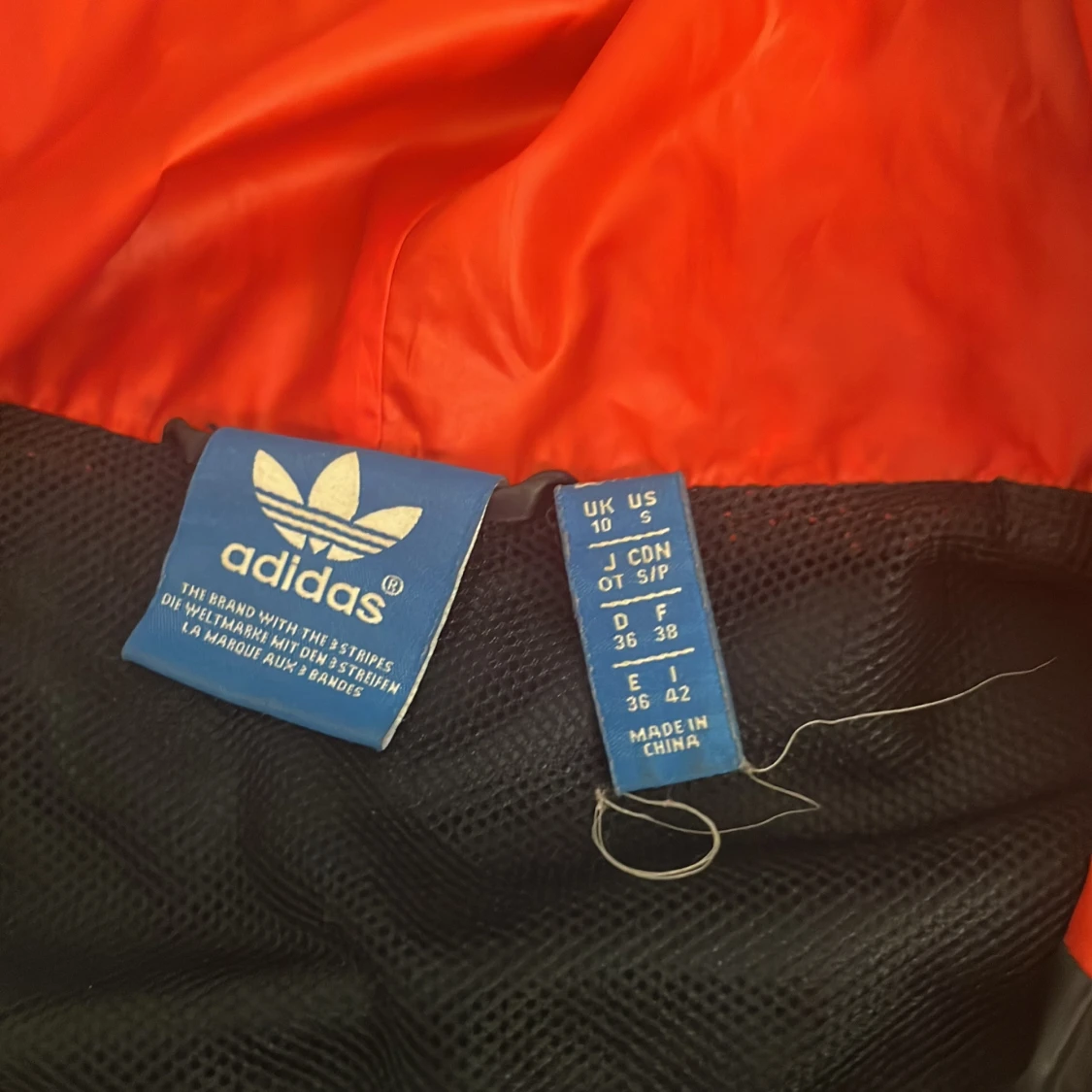 Svart och röd vindjacka från Adidas - 2