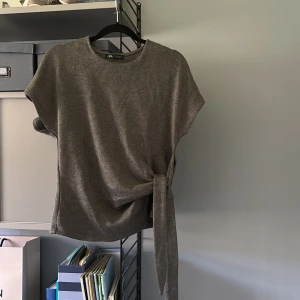 Stickad topp - Jättefin stickad topp från Zara!! Endast använd en gång, jättefint skick!!!