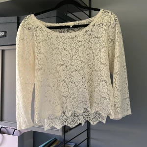 Spets blus - Mycket fint skick!! Färgen är lite krämvit och den är trekvartsärmad. Pris kan diskuteras!!!