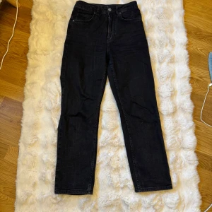 Svarta raka jeans JP Tower Black - Svarta jeans från JP i modellen Tower Black. Klassisk femficksdesign med raka ben och normal passform. Jeansen har en enkel look utan slitningar och är tillverkade i ett mjukt denimtyg som sitter skönt hela dagen.