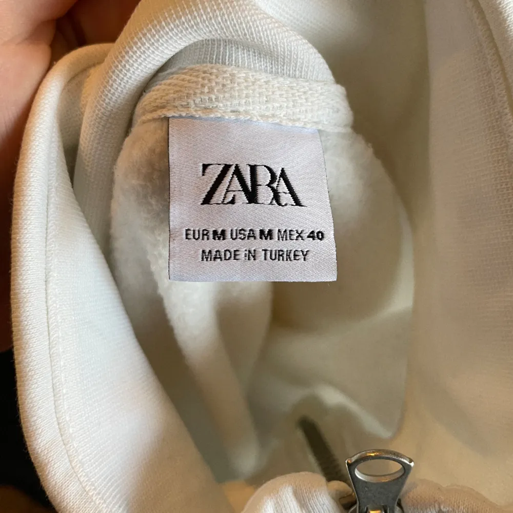 Vit Zara halfzip storlek M Bara testad skick: 9/10 Köpt på Zara i Uppsala  Hör av dig om du har mer frågor/ Mvh Pontus . Hoodies.