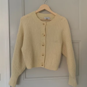 Gul stickad kofta - Gul stickad kofta i storlek 34 från &other stories. Använd få gånger, fint skick! 