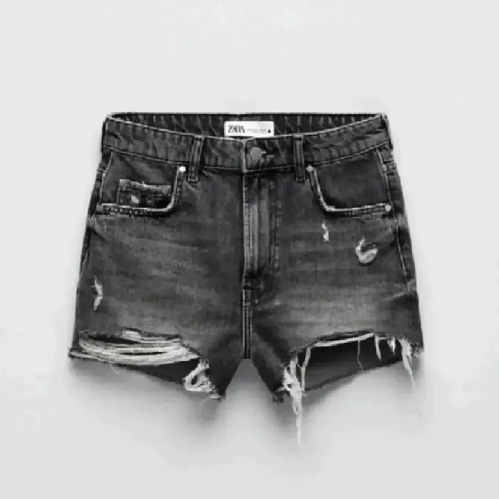 Snygga jeans shorts från ZARA i grått. Super snygga till vår/sommarn. Storlek 40/38 sitter som storlek 36. ❤️nyskick Midjemått 35cm. Shorts.