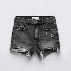 Snygga jeans shorts från ZARA i grått. Super snygga till vår/sommarn. Storlek 40/38 sitter som storlek 36. ❤️nyskick Midjemått 35cm