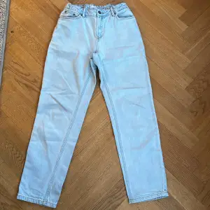 Säljer ett Ljusblåa Grunt jeans för att de är för små. Använda ett fåtal gånger. Nypris 650kr Jag säljer de för 75kr. Storlek 27