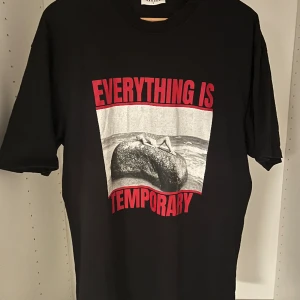 Vailent T-shirt - Vailent T-shirt köpt på carlings, storleken är M men lite oversized, skick 8/10.