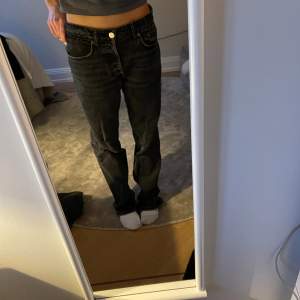 Svarta/gråa jeans från zara med medelhögmidja. Midjemått: 78 cm Innerbenslängd: 78 cm