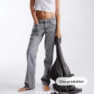 Gråa low Waist jeans i bra skick använda några få tal gånger eftersom dem är för stora för mig, pris går att diskutera