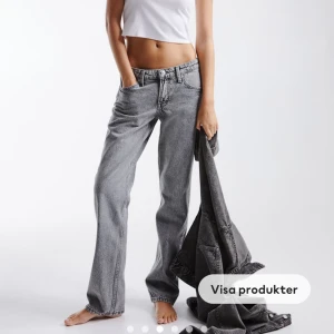 Grå low waist jeans  - Gråa low Waist jeans i bra skick använda några få tal gånger eftersom dem är för stora för mig, pris går att diskutera