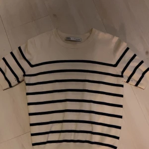 Zara tröja - Använder aldrig för den passar inte riktigt mig men annars i fint skick och inte använd så mycket💗 köpt för ungefär 330kr