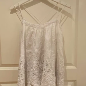 Jätte söt topp - Snygg topp med korsade axelband från en äldre zara kollektion❤️ Öppen för prisförslag och köp nu💕