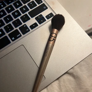 SEPHORA BORSTE - Säljer denna borste som ej kommer till användning längre🩷🩷 nypris 200kr Tvättar såklart innan jag postar❤️❤️kolla oxå mitt konto då jag säljer fler borstar🩷