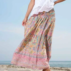 PAISLY volangkjol - korall - PAISLY Volangkjol från Marta Du Chateau. SUPER fin sommar kjol☀️🪸, använd få tal gånger, så jätte bra skick! Köpte one-size, (passar mig 165, men kommer lätt passa längre personer om man har den mer åt det lågmidhade hållet), köpt för 600kr, + frakt❤️