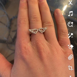 Ring från Alvaz😻💞 - Säljer den här ringen från Alvaz då jag inte har användning av den längre 😻Den går att sjustera ❤️💞Den har använt 1-2 gånger och därav säljer jag den för 90kr❤️💞 Pris kan diskuteras😻💞