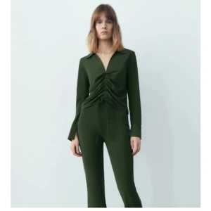 Mörkgrön set (Zara)   - Mörkgrön set från Zara. Storlek S i toppen och byxorna (bootcut byxor)☺️ endast använt vid ett tillfälle! Jätte fint skick! 300kr för båda delar, 150kr/ del. (För fler bilder och frågor kontakta mig!☺️)