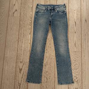 Säljer dessa Pepe jeans!💗 Storlek står inte i jeansen men skulle gissa på 26/27x32 passar mig som normalt har stl xs-s och är 165 cm (lite långa på mig)💗pris kan diskuteras!