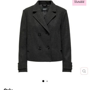 Kappa - Mörkgrå only kappa i xs. Som ny, ansvällt 2 gånger . Perfekt över en klänning eller lite finare kläder 💕💕original pris 680kr och priset kan diskuteras 