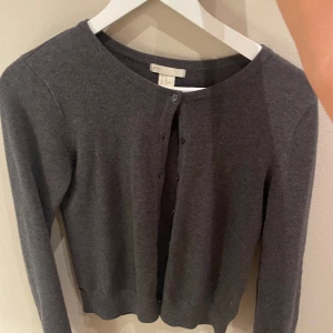 Grå kofta  - Säljer denna fina kofta då den bara har kommit till användning 2-3 gånger! Pris kan diskuteras.
