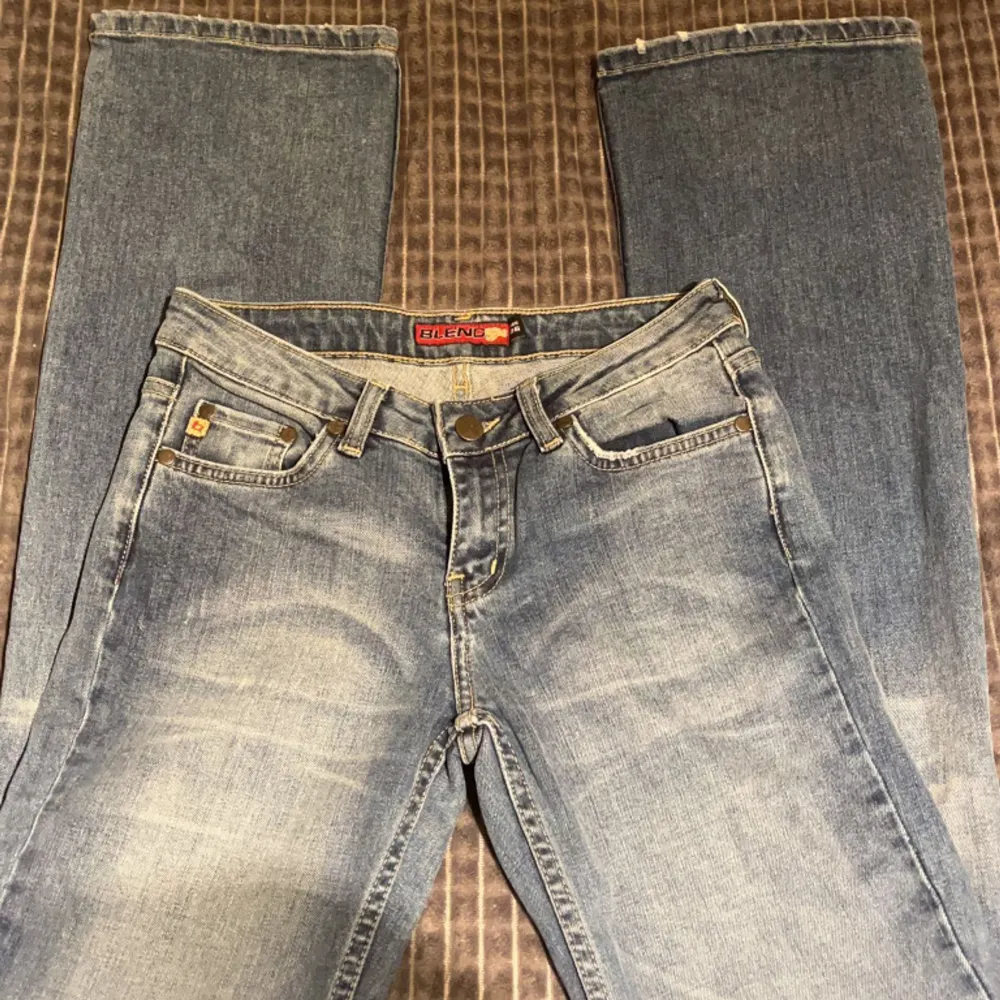 Jättesnygga Lågmidjade bootcut jeans som jag aldrig har använt, inga defekter eller någonting. Innerbenslängd 82, midjemått 72! Skriv privat för frågor eller fler bilder💓. Jeans & Byxor.