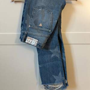 Säljer dessa jättefina jeans från guess med stjärnor på💞väldigt bra skick! Köparen står för frakt! Tveka inte att fråga om ni undrar något🌸