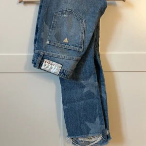 Guess jeans - Säljer dessa jättefina jeans från guess med stjärnor på💞väldigt bra skick! Köparen står för frakt! Tveka inte att fråga om ni undrar något🌸