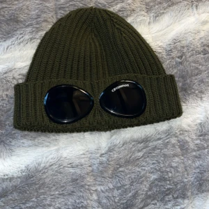CP Company mössa 💫 mörk grön  - 9/10 i skick 💫 Säljer den pågrund av att jag har en annan mössa. Ordinarie pris 1599kr mitt 400kr köpt från NK Göteborg 😊 Hör av dig vid intresse 