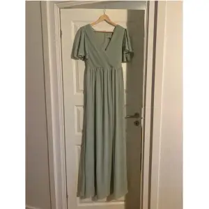 Grön långklänning från Moments. Köpt på Sellpy för 810 kr. Säljer för att den är för stor för mig.  Köparen står för frakten.