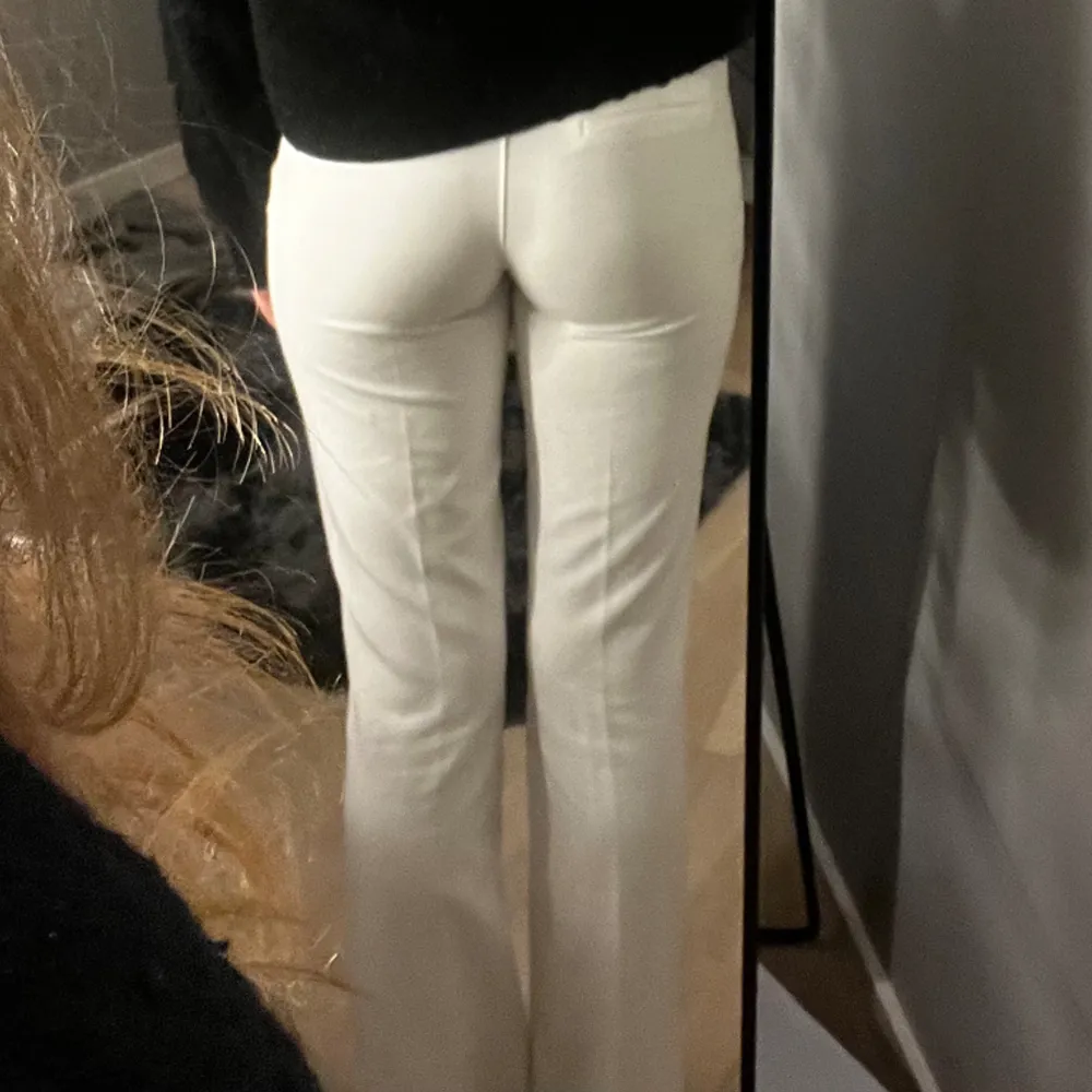 Vita kostymbyxor från BikBok, modem PW Vera. Ändända ett fåtal gånger och har inga defekter. Innerbenslängd 81 cm, midjemått 36 cm rakt över❤️. Jeans & Byxor.