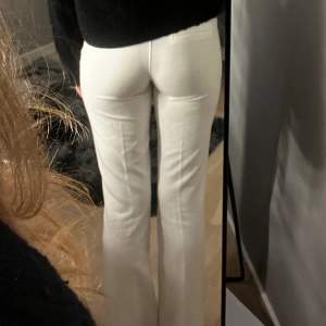 Vita kostymbyxor från BikBok, modem PW Vera. Ändända ett fåtal gånger och har inga defekter. Innerbenslängd 81 cm, midjemått 36 cm rakt över❤️