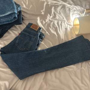 Lågmidjade utsvängda jeans, sitter mycket fint på💕 dock ej äkta levis! Strl 25 men passar till 27 60 kr frakt
