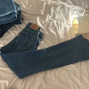 Lågmidjade utsvängda jeans, sitter mycket fint på💕 dock ej äkta levis! Strl 25 men passar till 27 60 kr frakt