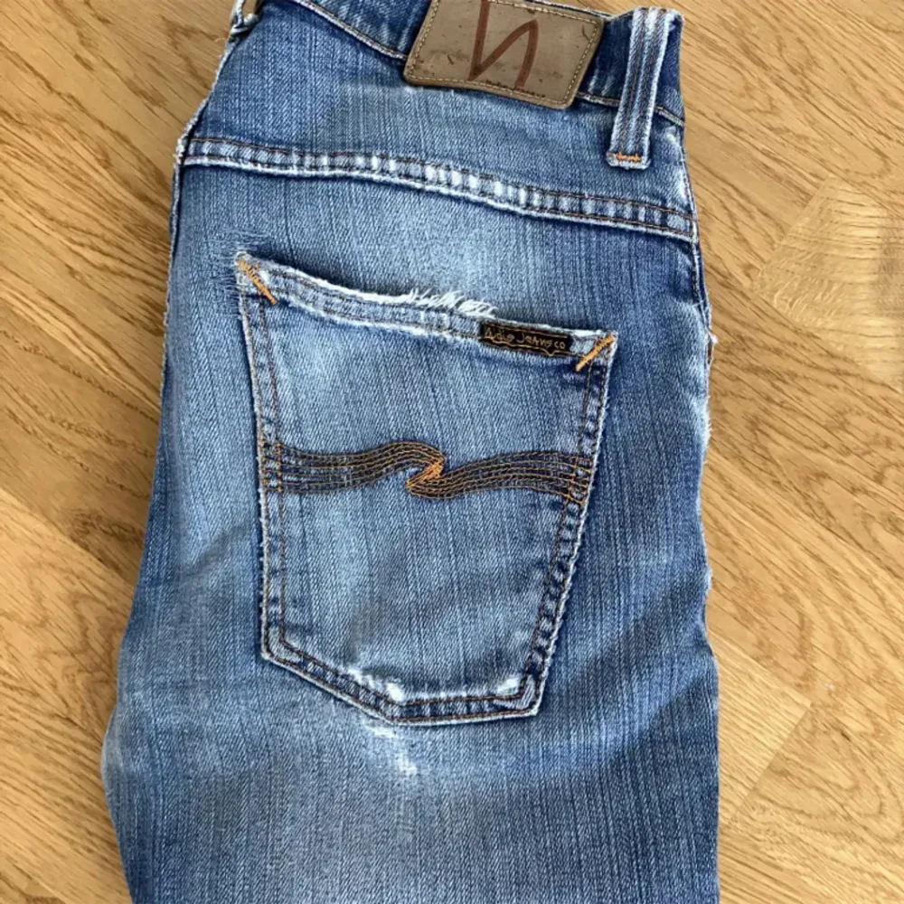 Snygga slim nudie jeans. Har lagat alla hål/defekter på nudies egna affär så skicket är ändå riktigt bra om man vill ha lite slitningar.  Passar bra mellan 180-187. Jeans & Byxor.