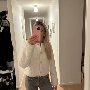 Vit kofta  -  Vit kofta från Gina tricot som inte kommer till användning. Nästan aldrig använd och i bra skick. Pris kan diskuteras! 